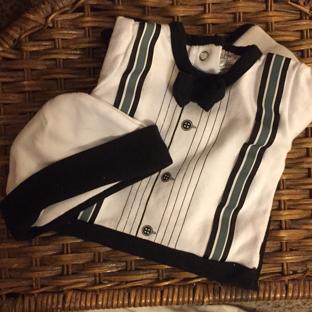 👶🏼🍼 NWOT Newborn Onesie